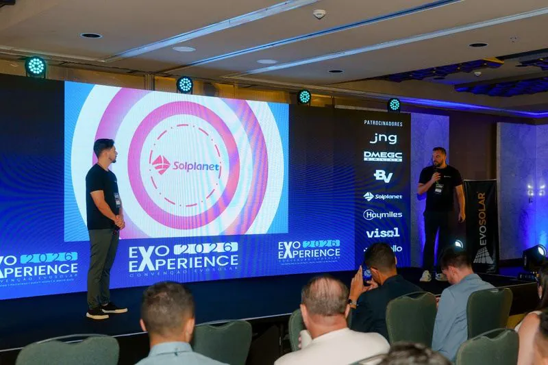 Apresentação da Solplanet no palco, com a marca projetada no telão