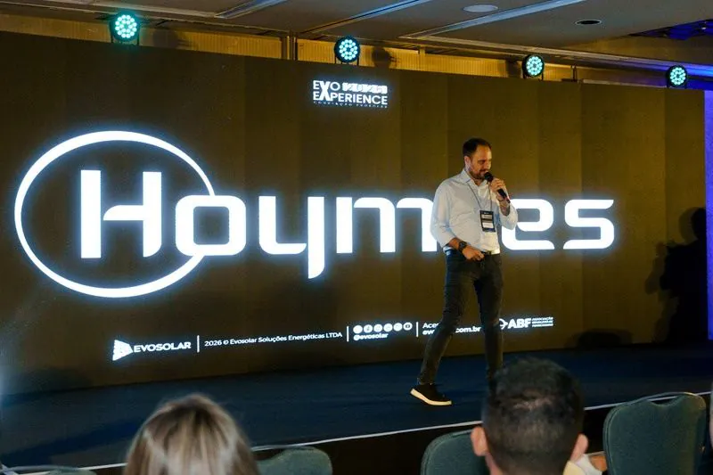 Apresentação da Hoymiles no palco, com a marca no telão da convenção de 2026