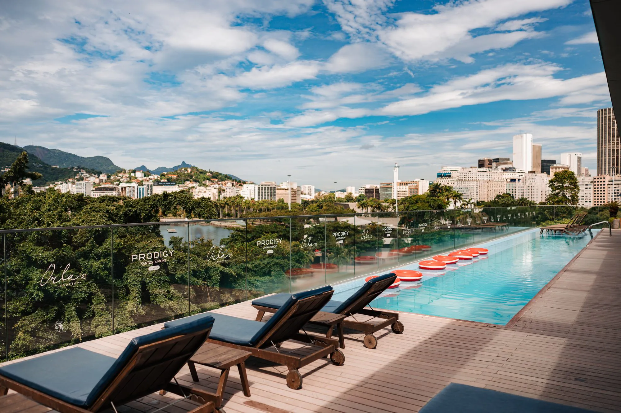 Deck da piscina do Prodigy Santos Dumont com espreguiçadeiras e vista para a baía