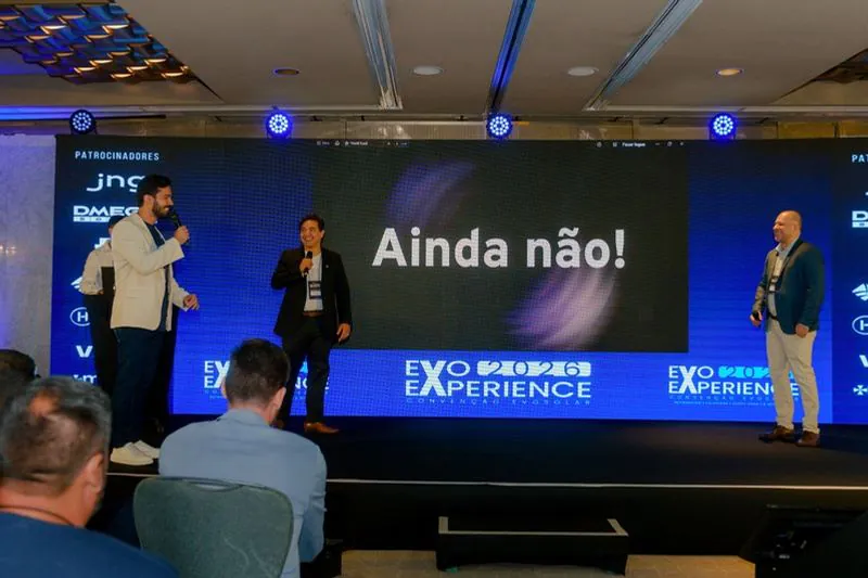 Momento da Visol no palco da convenção de 2026, com dois apresentadores e o slide “Ainda não!”
