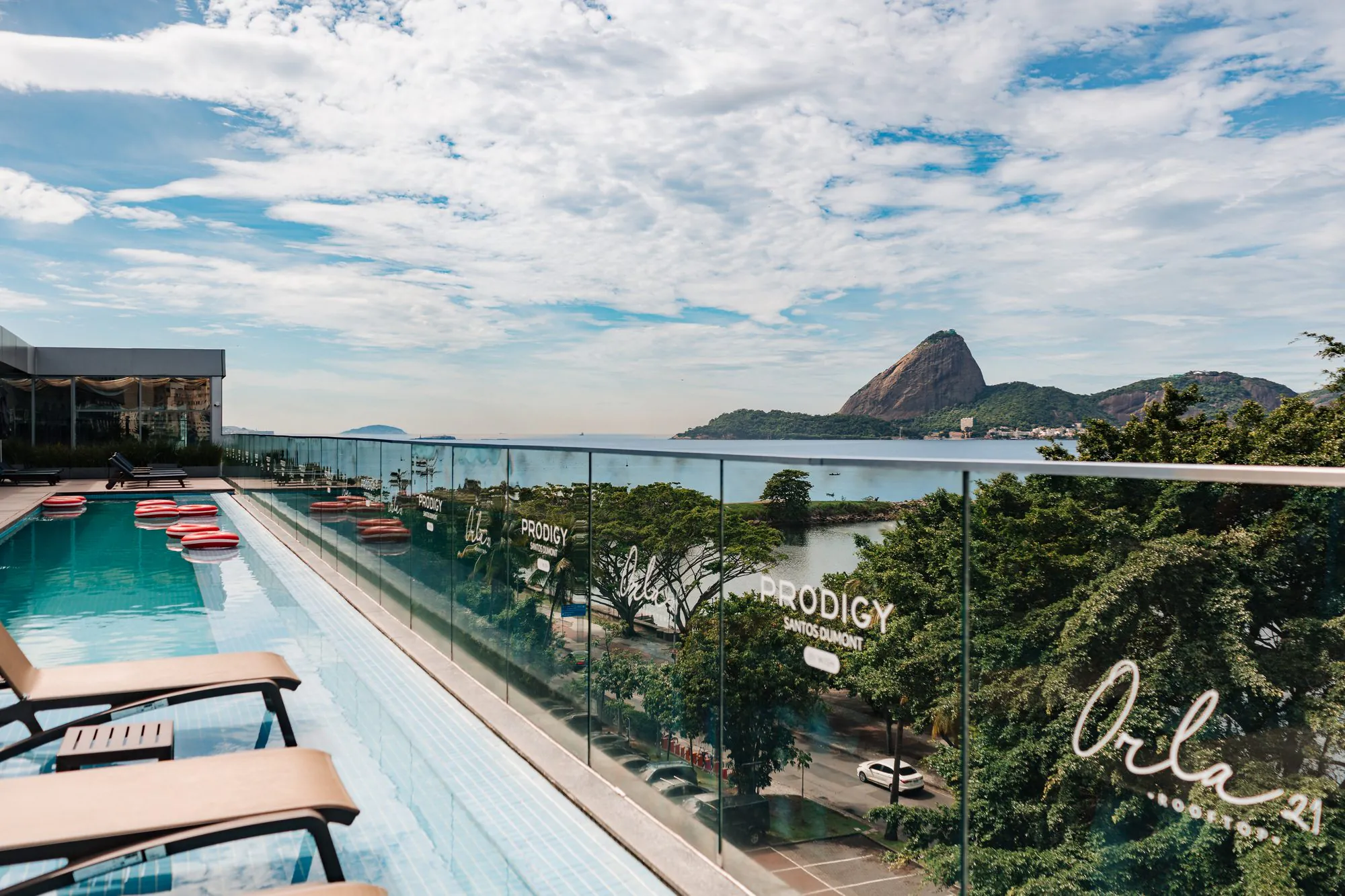 Piscina do Prodigy Santos Dumont com o Pão de Açúcar ao fundo