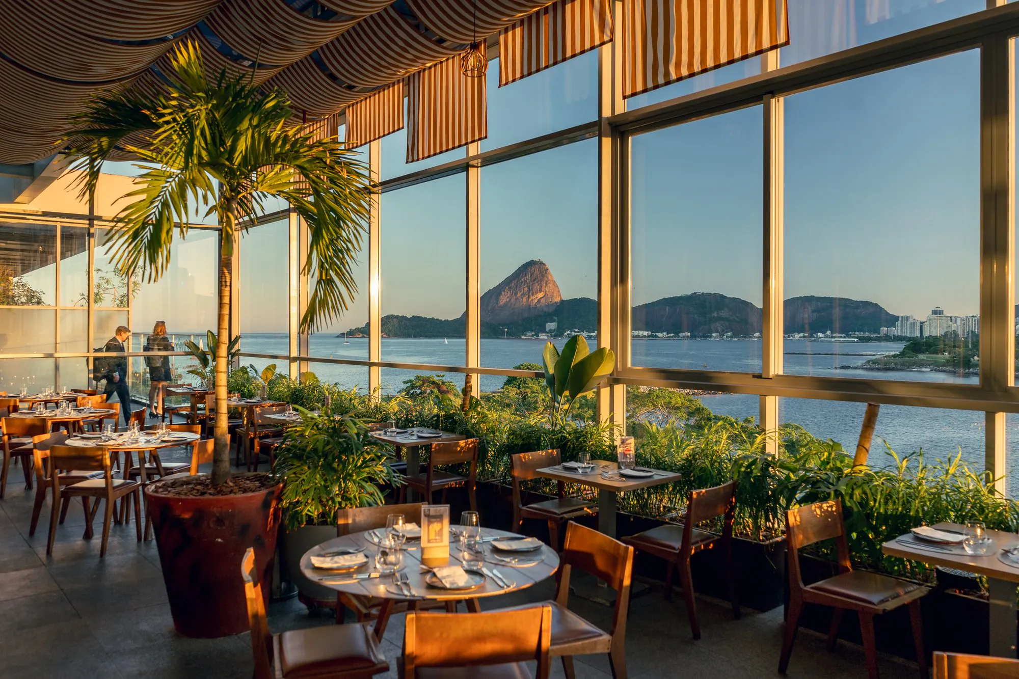 Restaurante do Prodigy Santos Dumont, com janelas voltadas para a baía