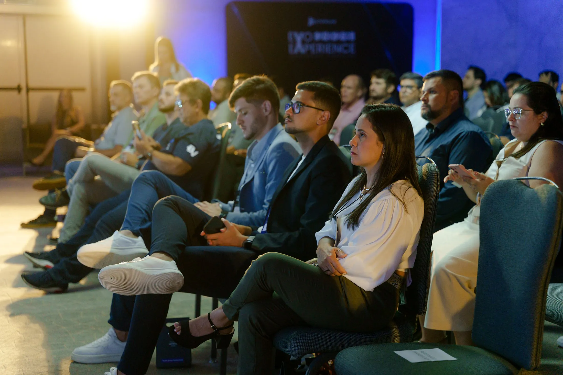 Plateia acompanhando uma palestra da convenção de 2026, sala cheia